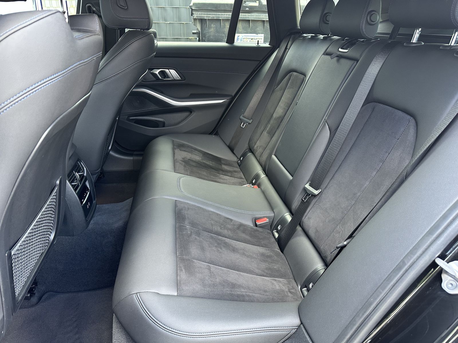 Fahrzeugabbildung BMW 320d Touring M-Sport NAV+LED+ACC+SHZ+VCOCKPIT+PP