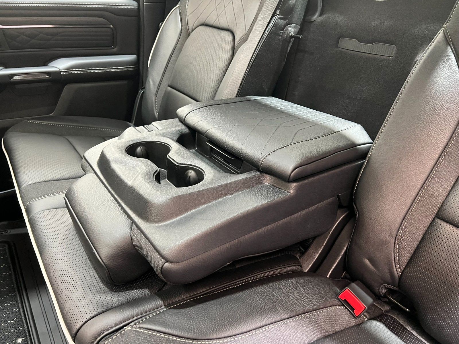 Fahrzeugabbildung Dodge RAM 1500 Limited Night  5,7L V8 HEMI / MFT
