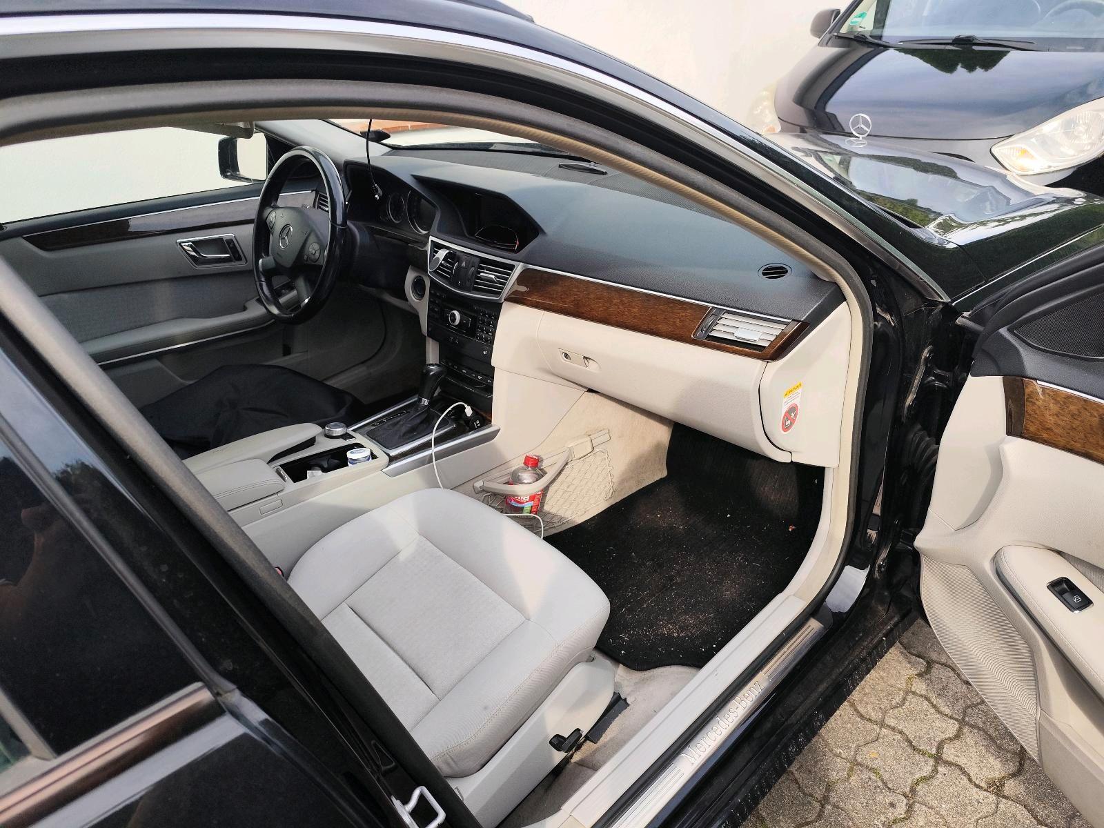 Mercedes-Benz 220 2010 — interior