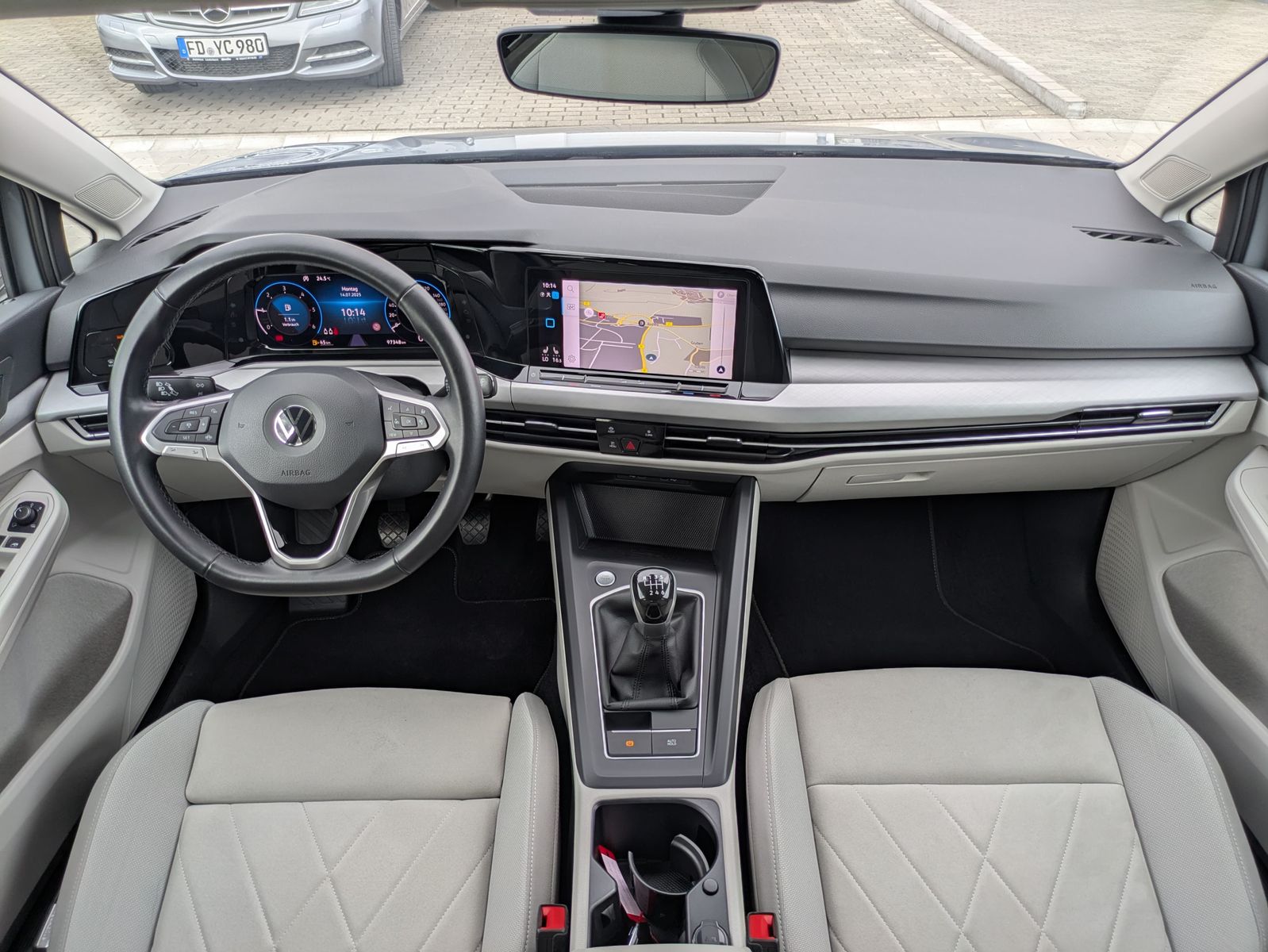 Fahrzeugabbildung Volkswagen Golf 2.0 TDI Life STHZ*LED*MASSAGE*MEMORY*APP