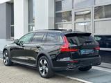 Volvo V60 CROSS COUNTRY PRO B4 AWD*PANO*HARMAN*KAM* - schwarze Volvo V60 Cross Country