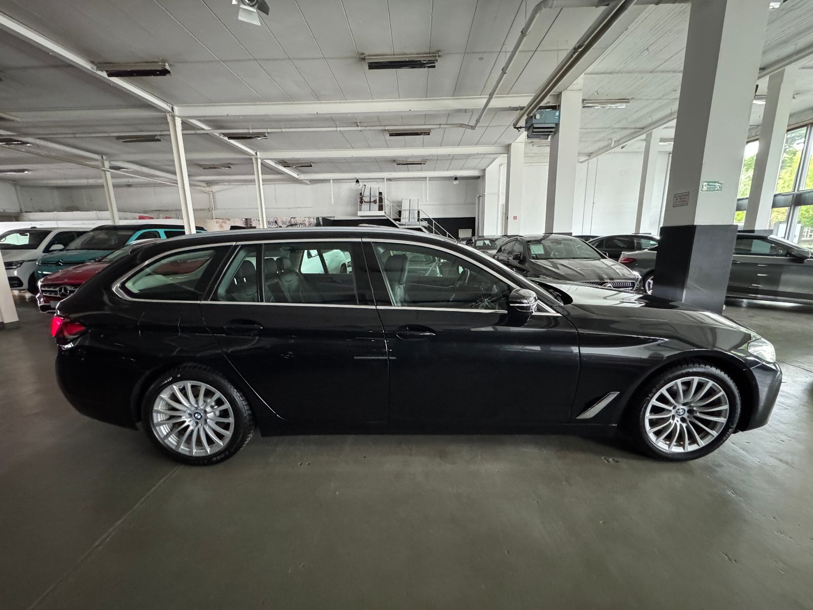 Fahrzeugabbildung BMW 520 d T LUXURY LINE HUD PANORAMA LASER VOLL