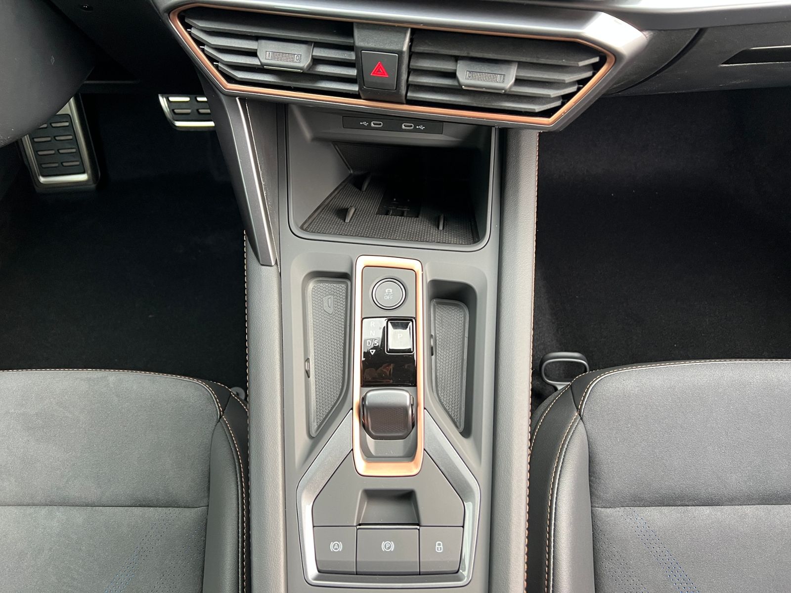 Fahrzeugabbildung CUPRA Leon Sportstourer VZ 2.0 TSI DSG 4Drive *AHK, LE