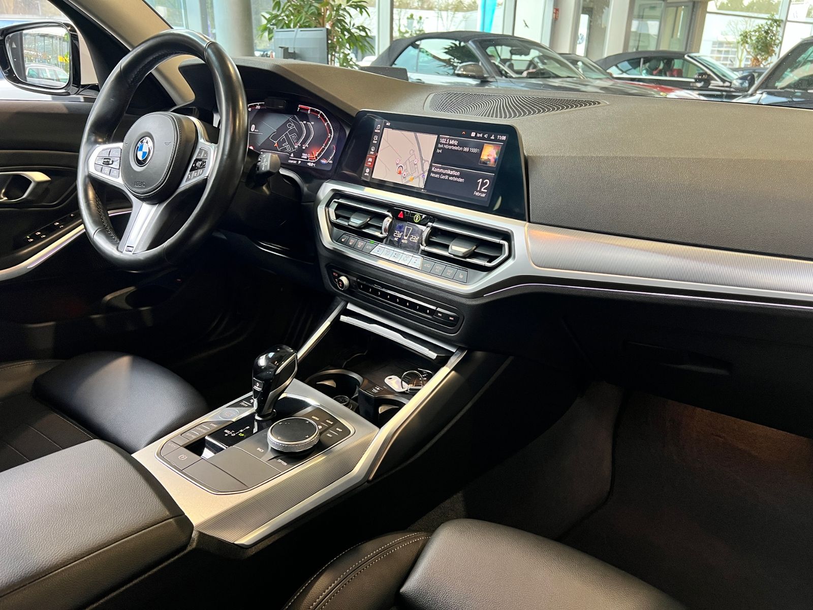 Fahrzeugabbildung BMW 320i Touring Sport Line PANO ACC LASER RFK