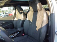 Fahrzeugabbildung Peugeot 2008 GT Pure Tec 130 EAT8, Schiebedach, Navi