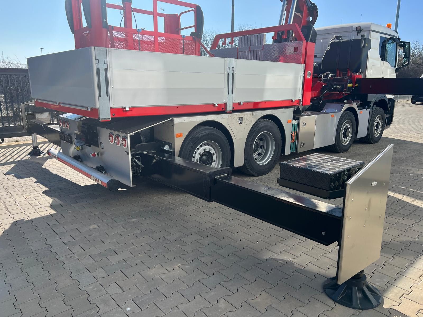 Fahrzeugabbildung MAN MAN 8x4 mit F1150RA.2.28 L616 Winde, 2.per. Korb