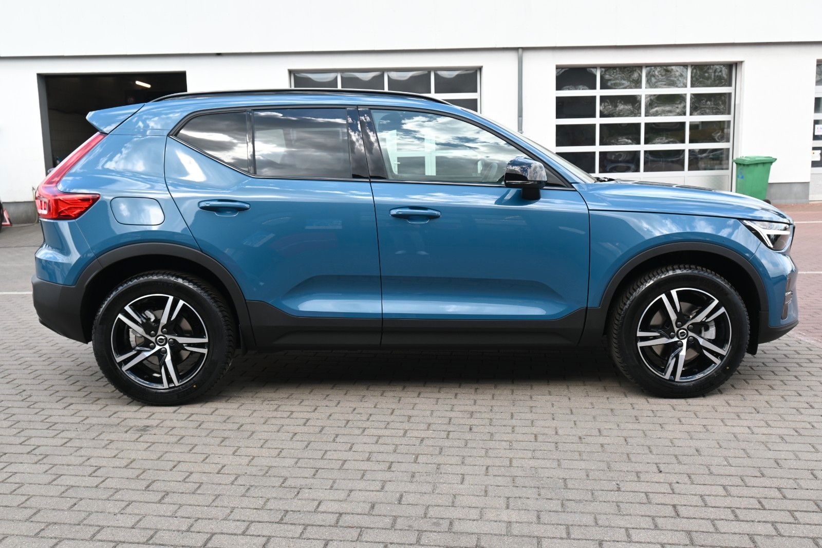 Fahrzeugabbildung Volvo XC40 B4 DKG Plus Dark*FSHZG*H&K*BLIS*ACC*AHK