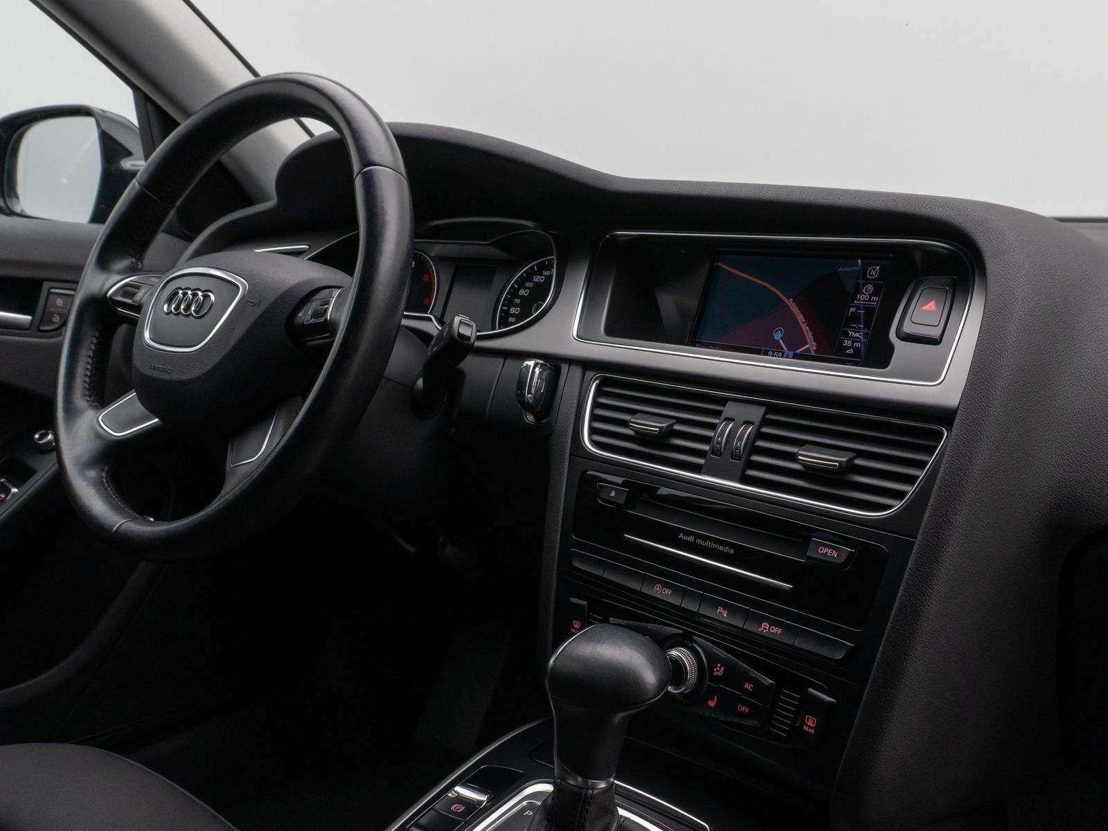 Fahrzeugabbildung Audi A4 Lim. Attraction Navigation Sitzhzg PDC AHK