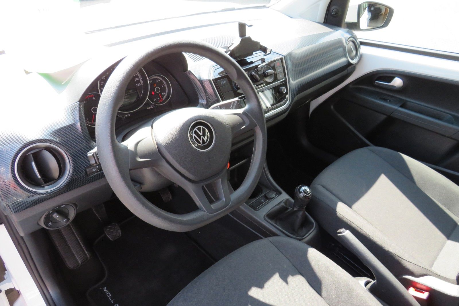 Fahrzeugabbildung Volkswagen up! 4 TÜREN KLIMA TELVOR DAB KAMERA PDC GRA 1.H