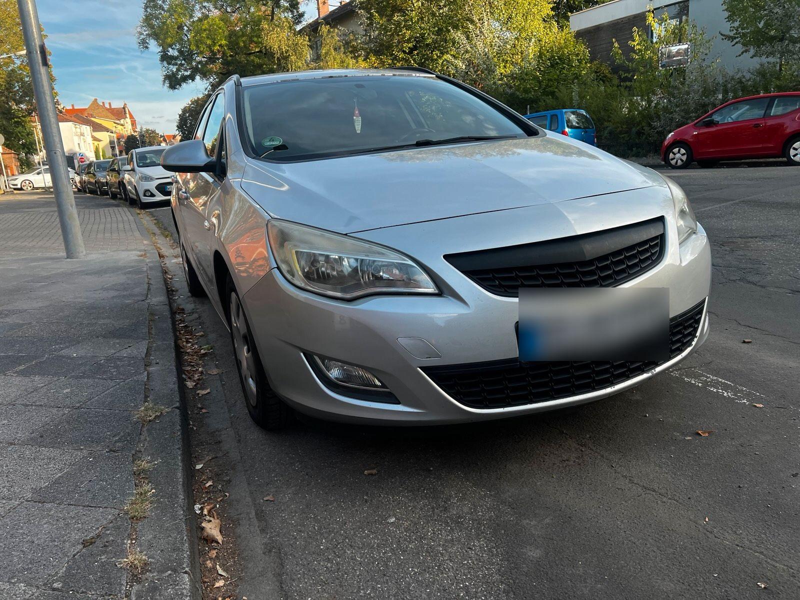 Opel Astra 2011 — rear view