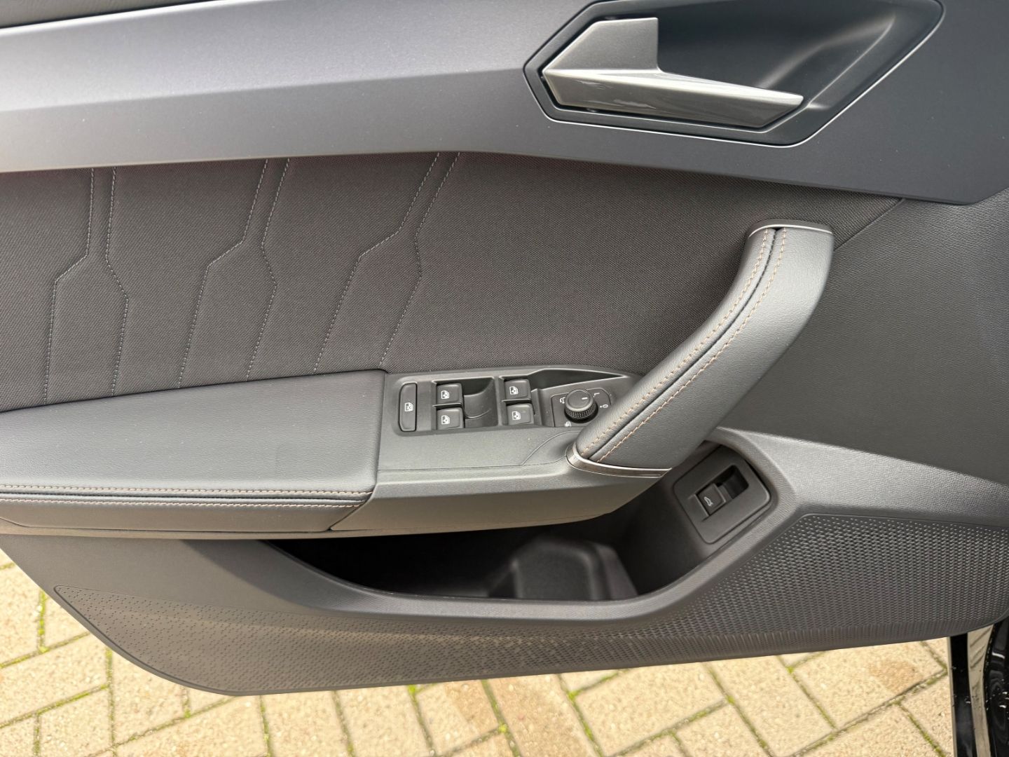 Fahrzeugabbildung CUPRA Leon Sportstourer 1.5 eTSI 110 kW Sportpaket Nav