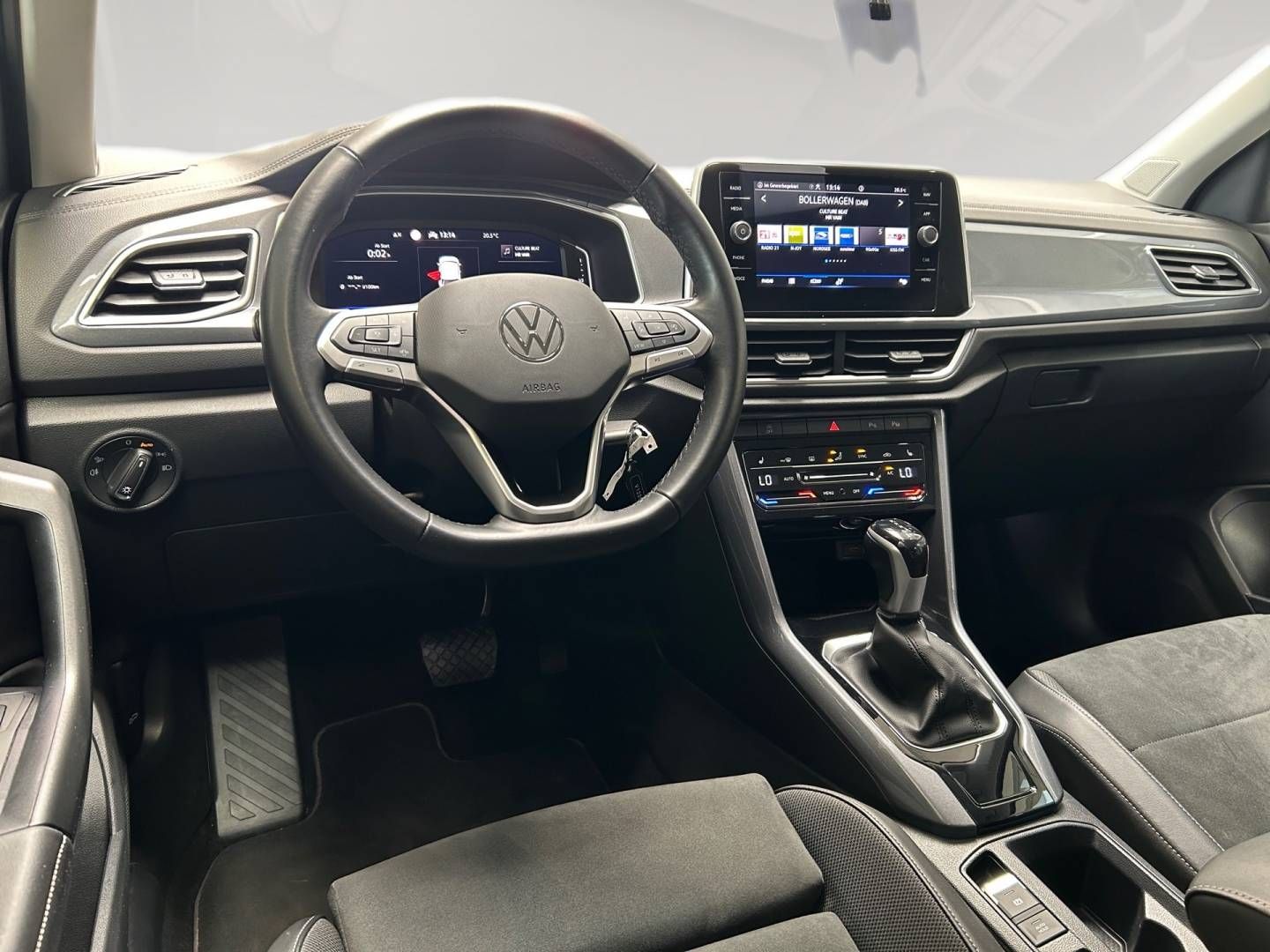 Fahrzeugabbildung Volkswagen T-Roc 1.5 TSI | CarPlay | Dachrehling | LED |