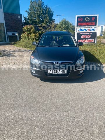 Hyundai i30 CW blue 1.6 CRDi 66 kW Classic