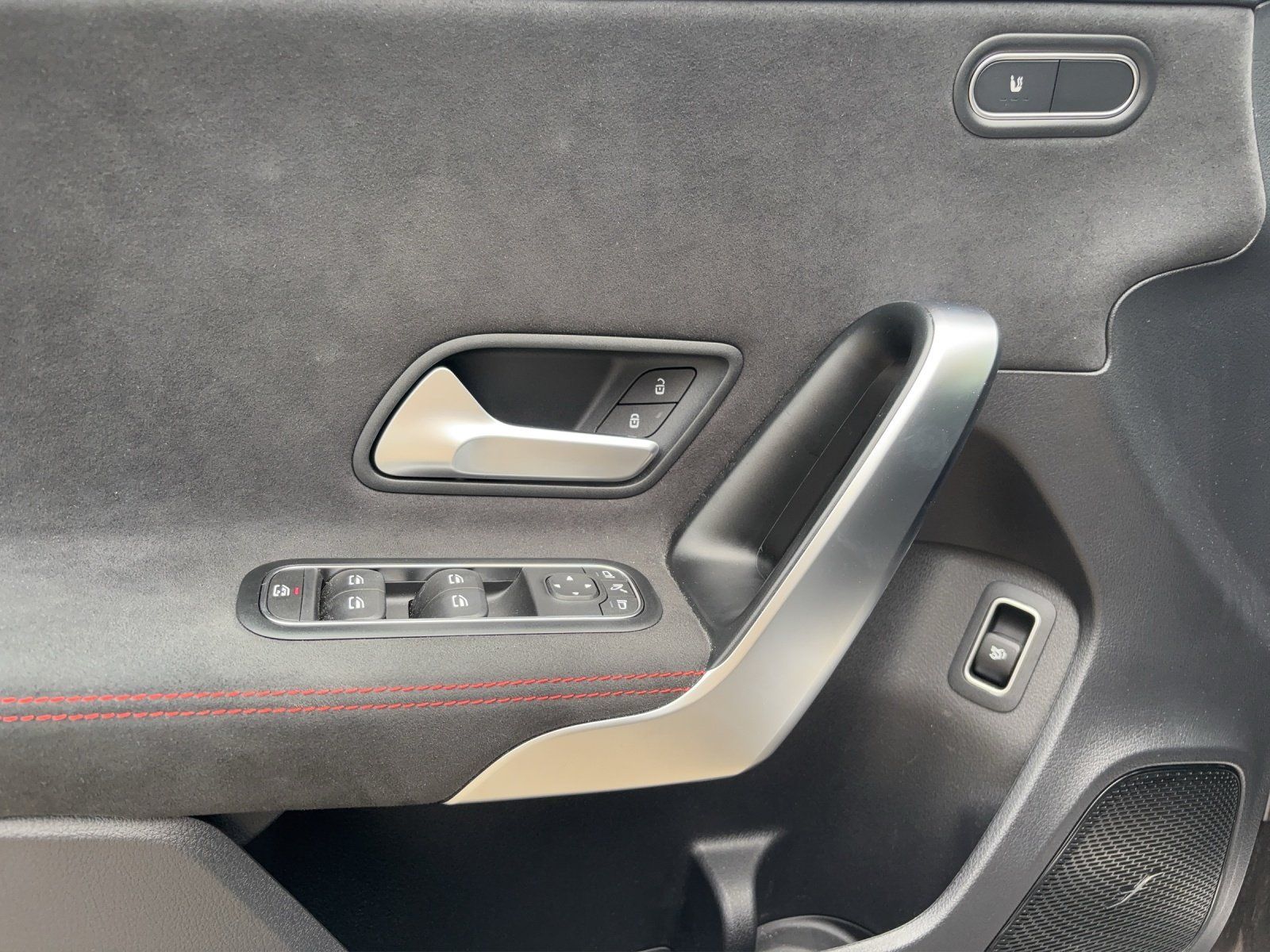 Fahrzeugabbildung Mercedes-Benz A 220 d Limousine AMG Distro MULTIBEAM KeyGO 19"