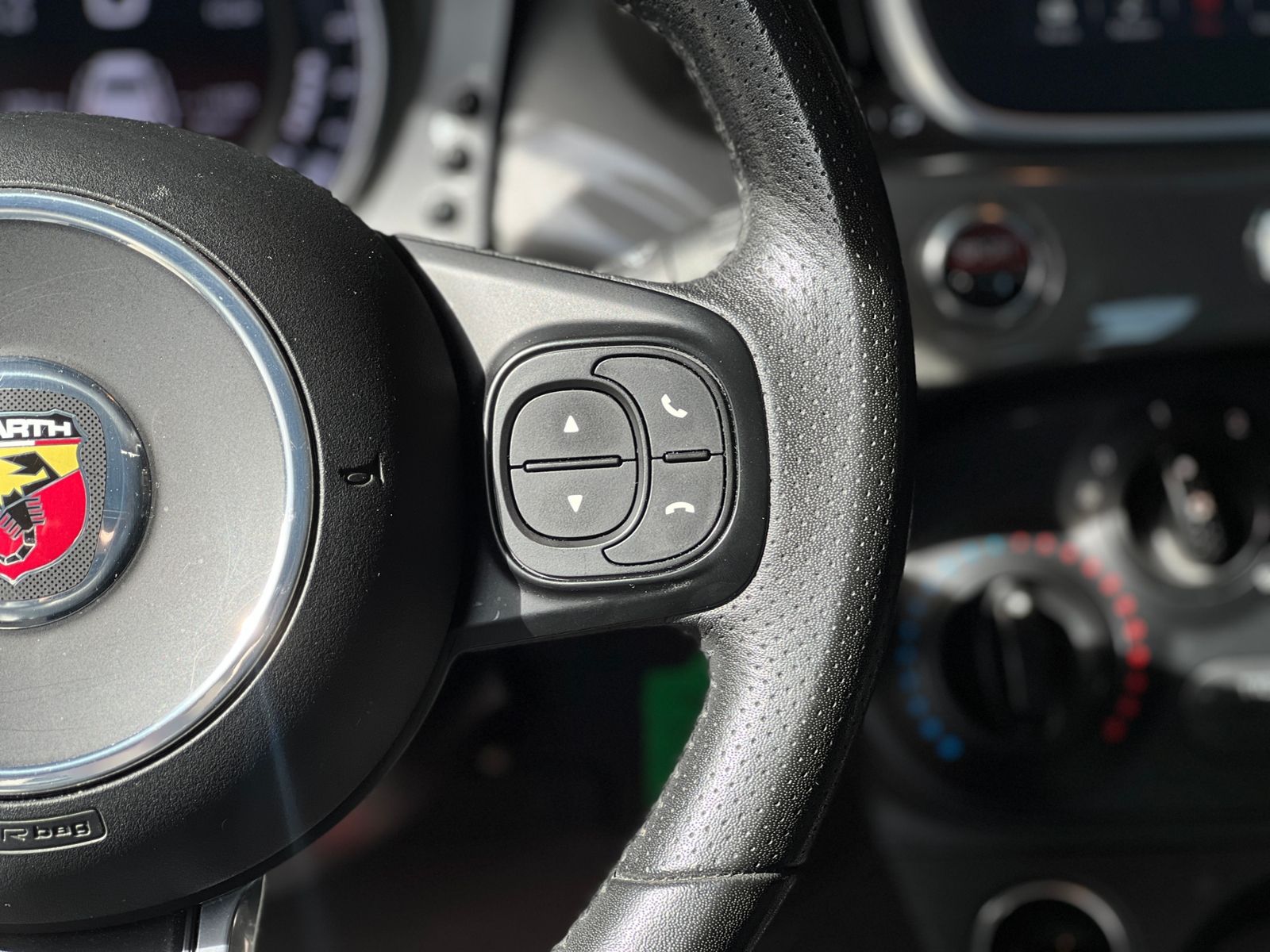 Fahrzeugabbildung Abarth 595 Skydome PANO XEN NAV SHZ PDC ALU