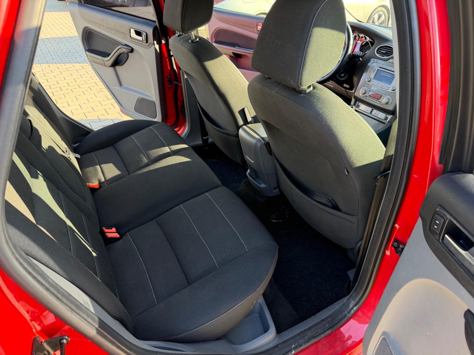 Ford Focus 2010 — photo 18