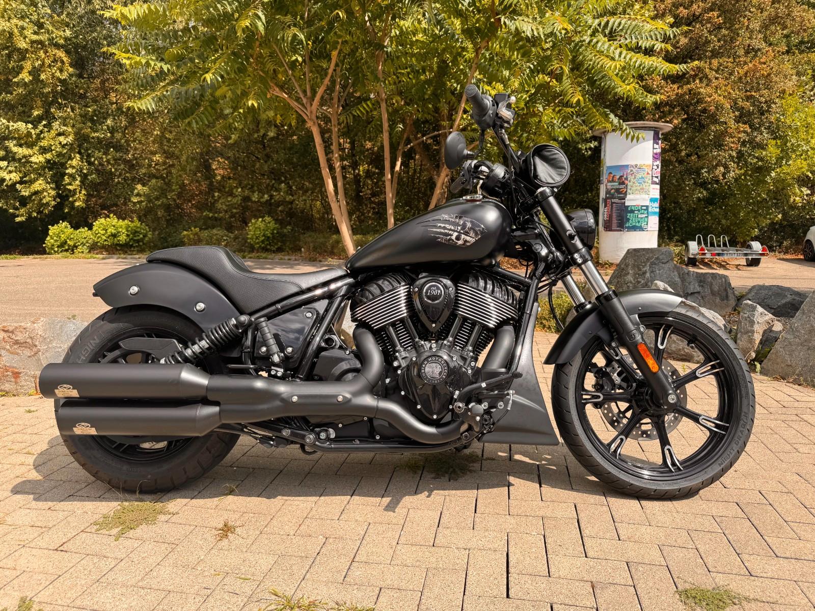 Indian Chief Dark Horse mit J&H Auspuff, WK Custom-Zub.