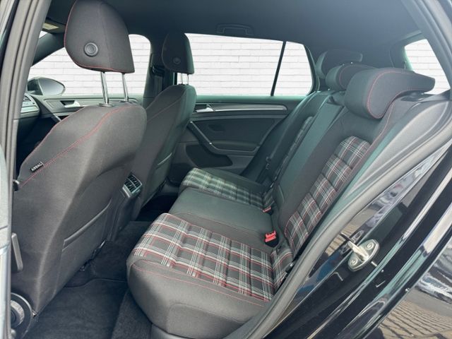 Fahrzeugabbildung Volkswagen Golf GTI 2.0 l TSI 230 PS 6-Gang-Schaltgetriebe