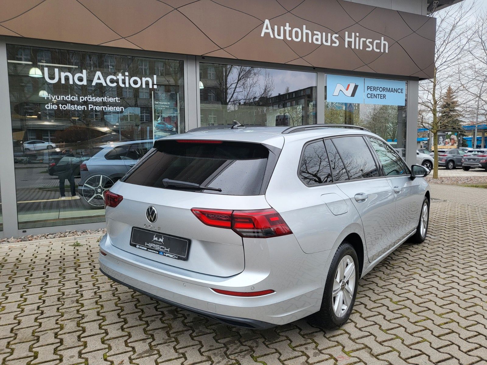 Fahrzeugabbildung Volkswagen Golf VIII Variant 2.0 TDI DSG Life AHZV NAVI