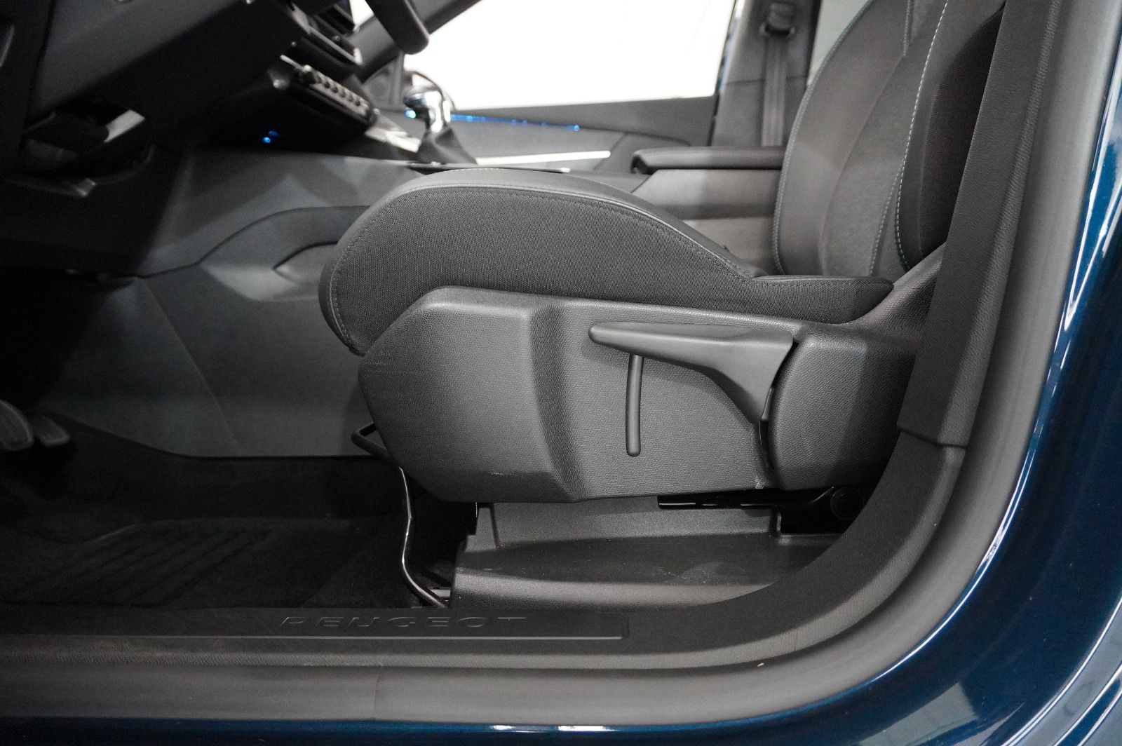 Fahrzeugabbildung Peugeot 3008 1.2T ALLURE PACK NAVI/LED/KAMERA/SPORT/DAB+
