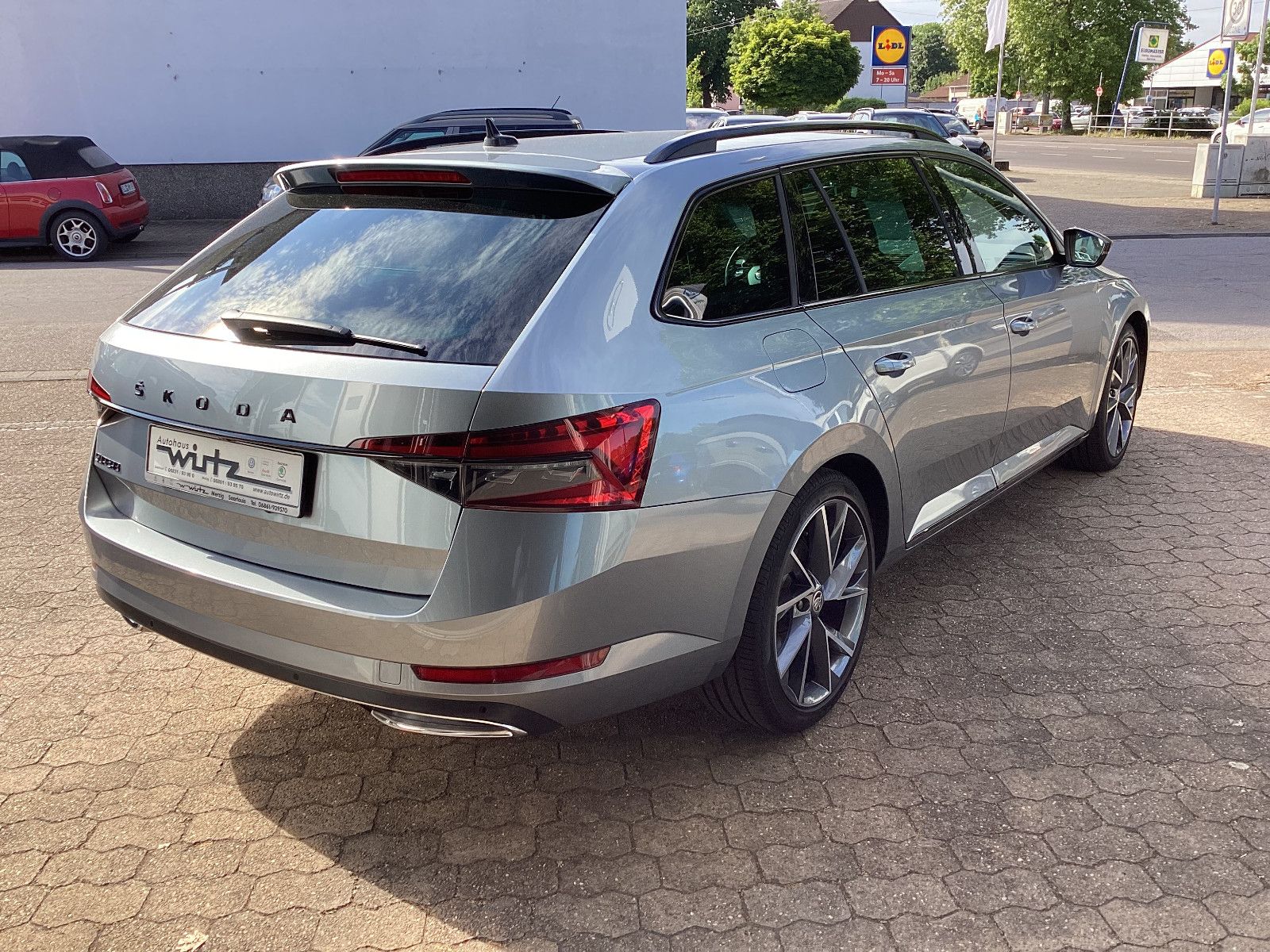 Fahrzeugabbildung SKODA Superb Combi Sportline 1.5 TSI Navi AHK ACC