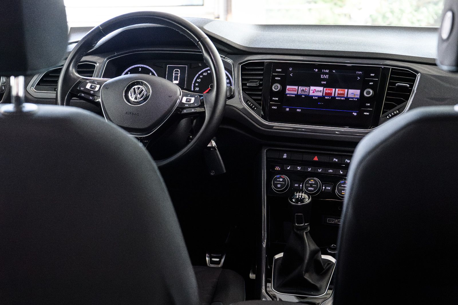 Fahrzeugabbildung Volkswagen T-Roc IQ.DRIVE+AHK+GJR+NAVI+PANORAMA+EL.HECKKLAP