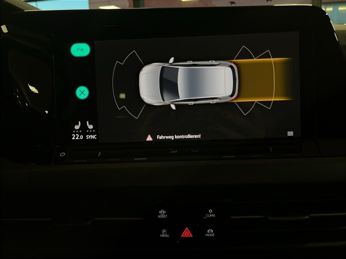 Fahrzeugabbildung Volkswagen Golf Active 1.5 TSI 6-Gang IQ.Light Navi Pano
