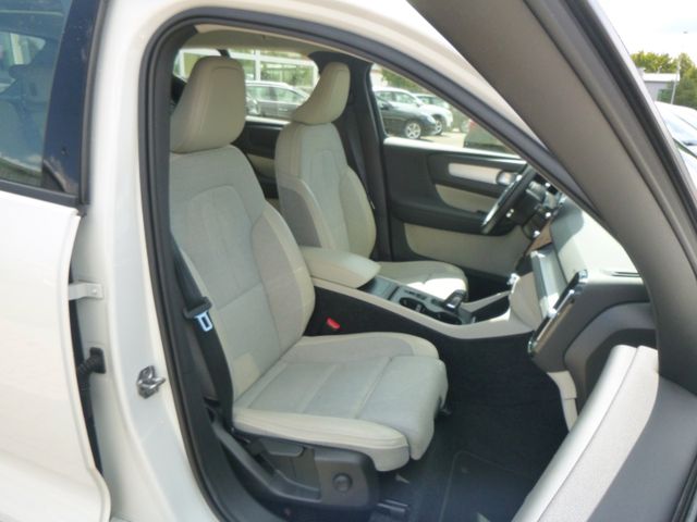 Fahrzeugabbildung Volvo XC40 D4 Momentum Pro AWD >AUT/NAV/LED/4x4<