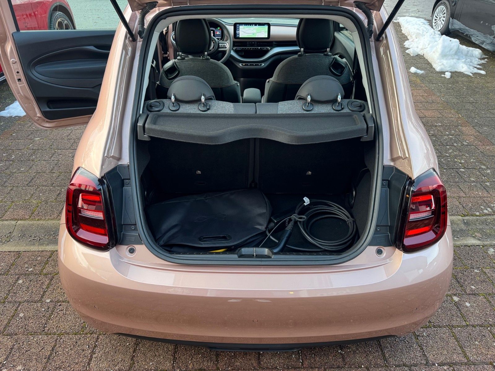 Fahrzeugabbildung Fiat 500e ICON 118PS NAVI SITZHEIZUNG KAMERA LED