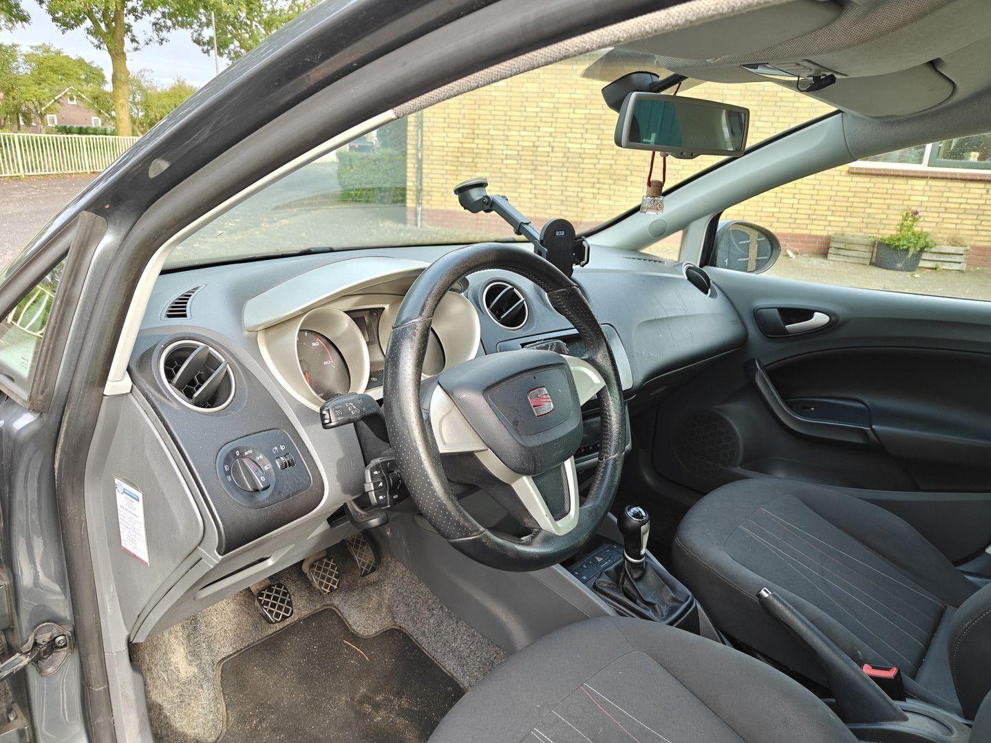 Seat Ibiza 2012 — салон