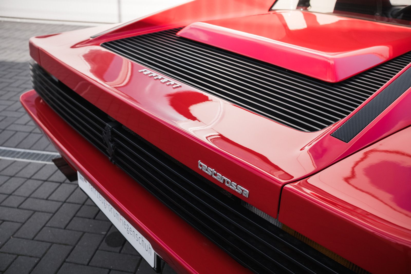 Fahrzeugabbildung Ferrari Testarossa - 2. Hd.- wenig KM - dt. Auto - TOP!