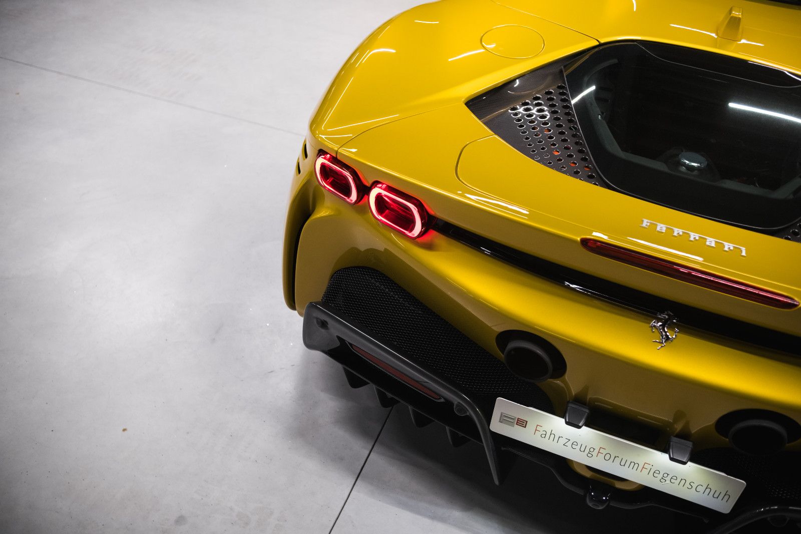 Fahrzeugabbildung Ferrari SF90 Spider-Giallo Montecarlo-Carbon