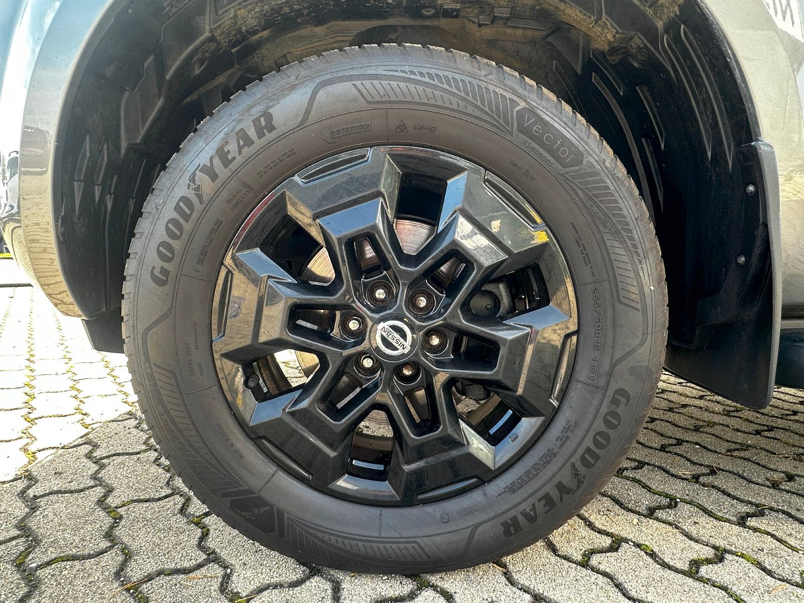 Fahrzeugabbildung Nissan Navara NP300 N-Guard Double Cab 4x4