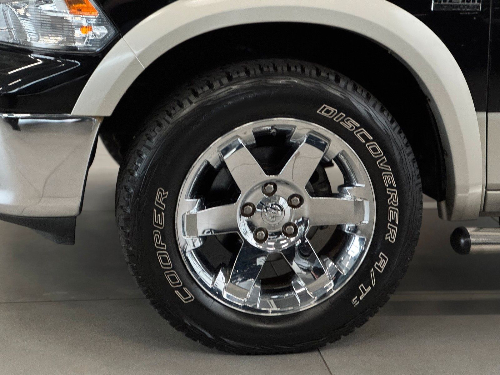 Fahrzeugabbildung Dodge RAM 5,7 Laramie Crew Cab LPG DVD RAM BOX 1.Hand