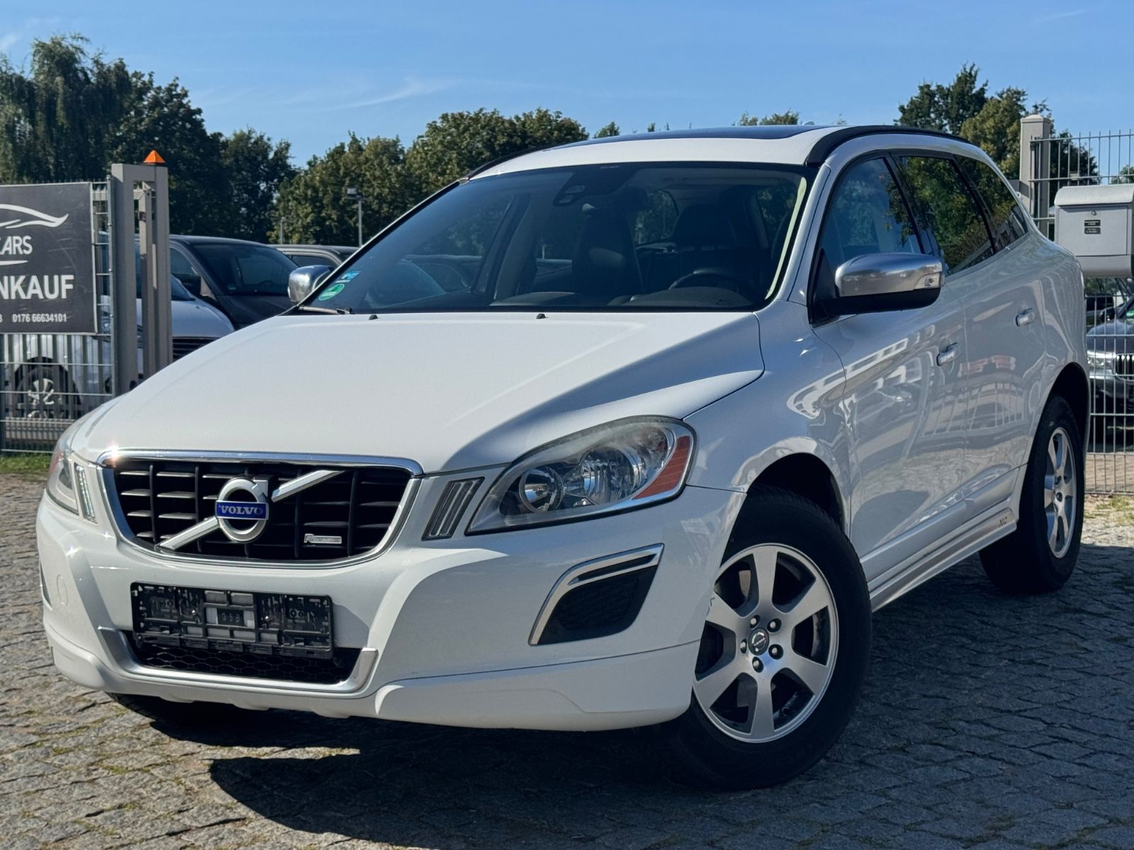 Volvo Volvo XC60 R-Design AWD*Leder*Panod.*AHK*HU/AU10.2
