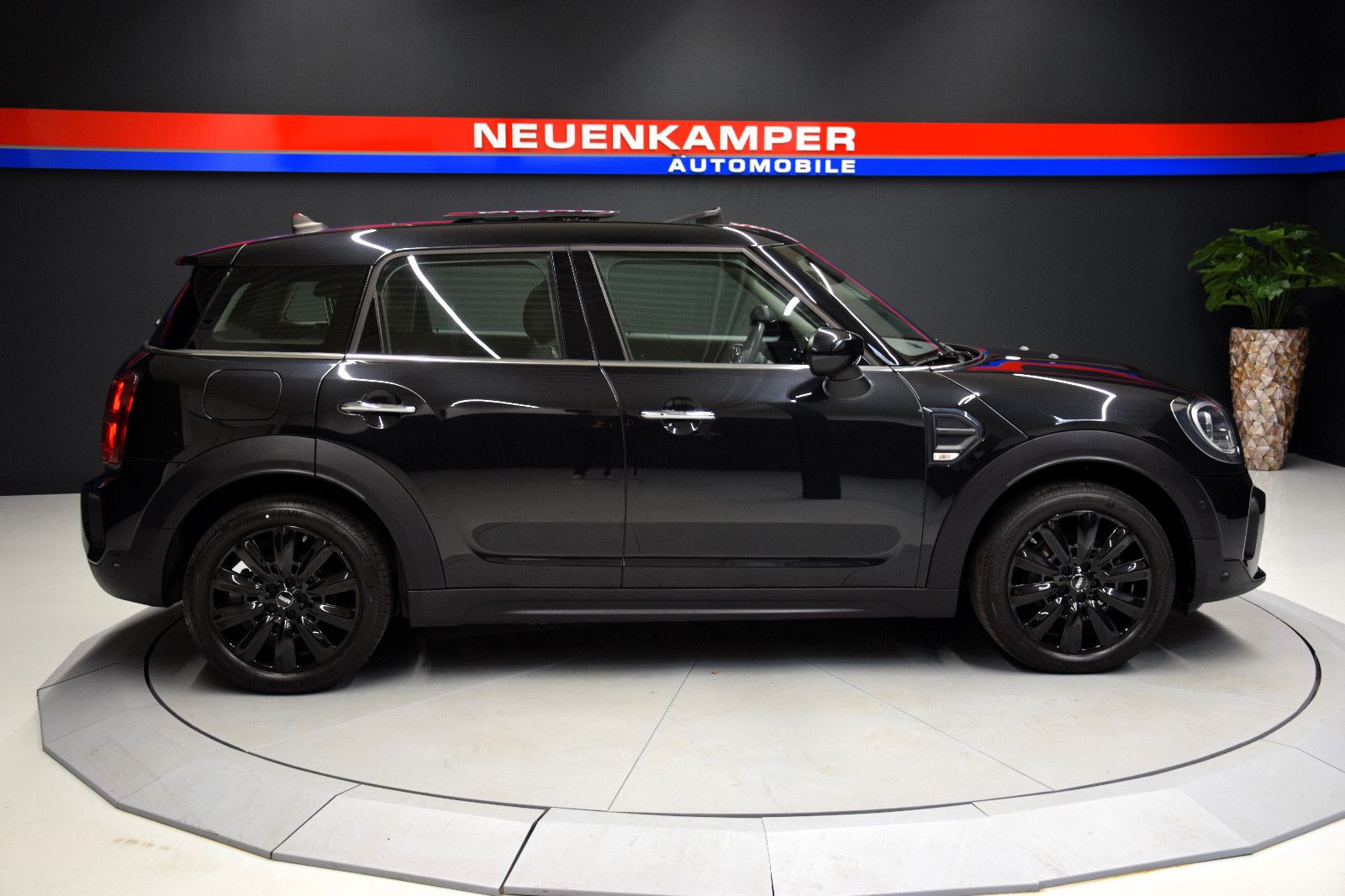Fahrzeugabbildung MINI Countryman Cooper Classic Trim Premium Plus LED