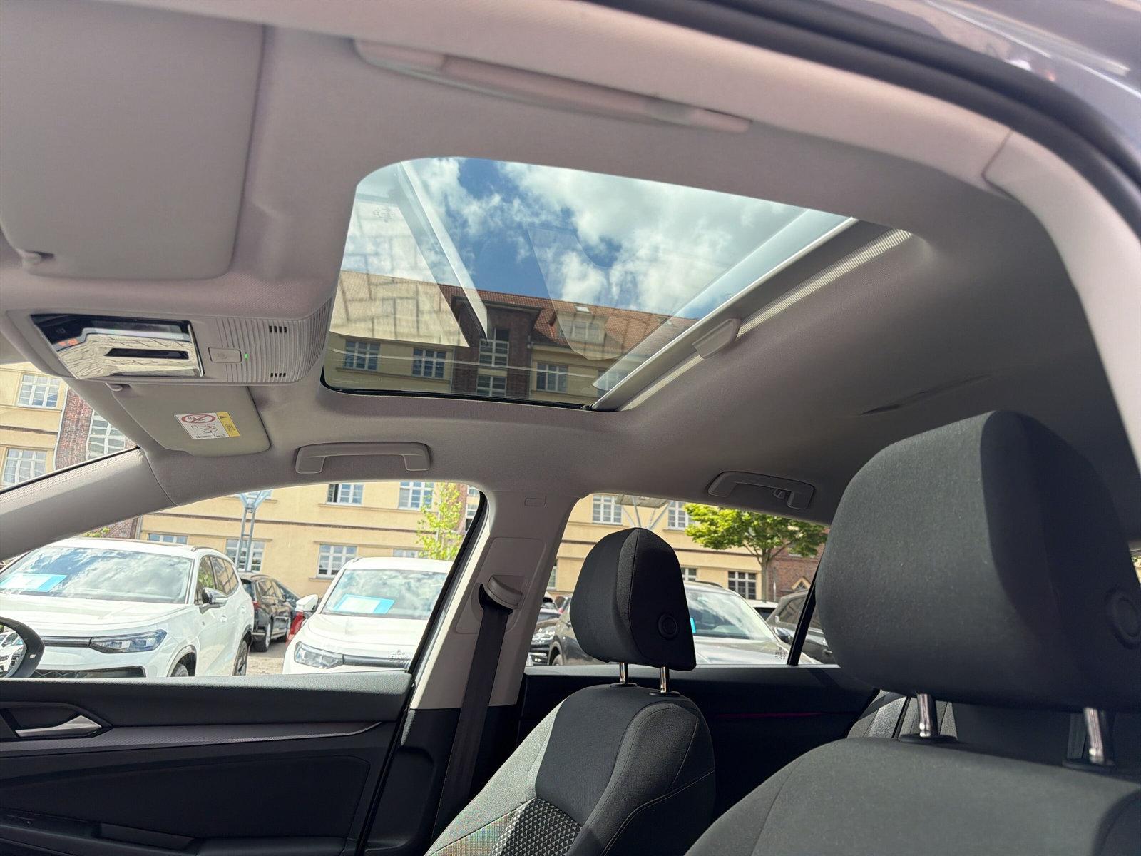 Volkswagen Golf VIII 2.0 TDI DSG Active MATRIX PANO HuD AHK, миниатюра 16