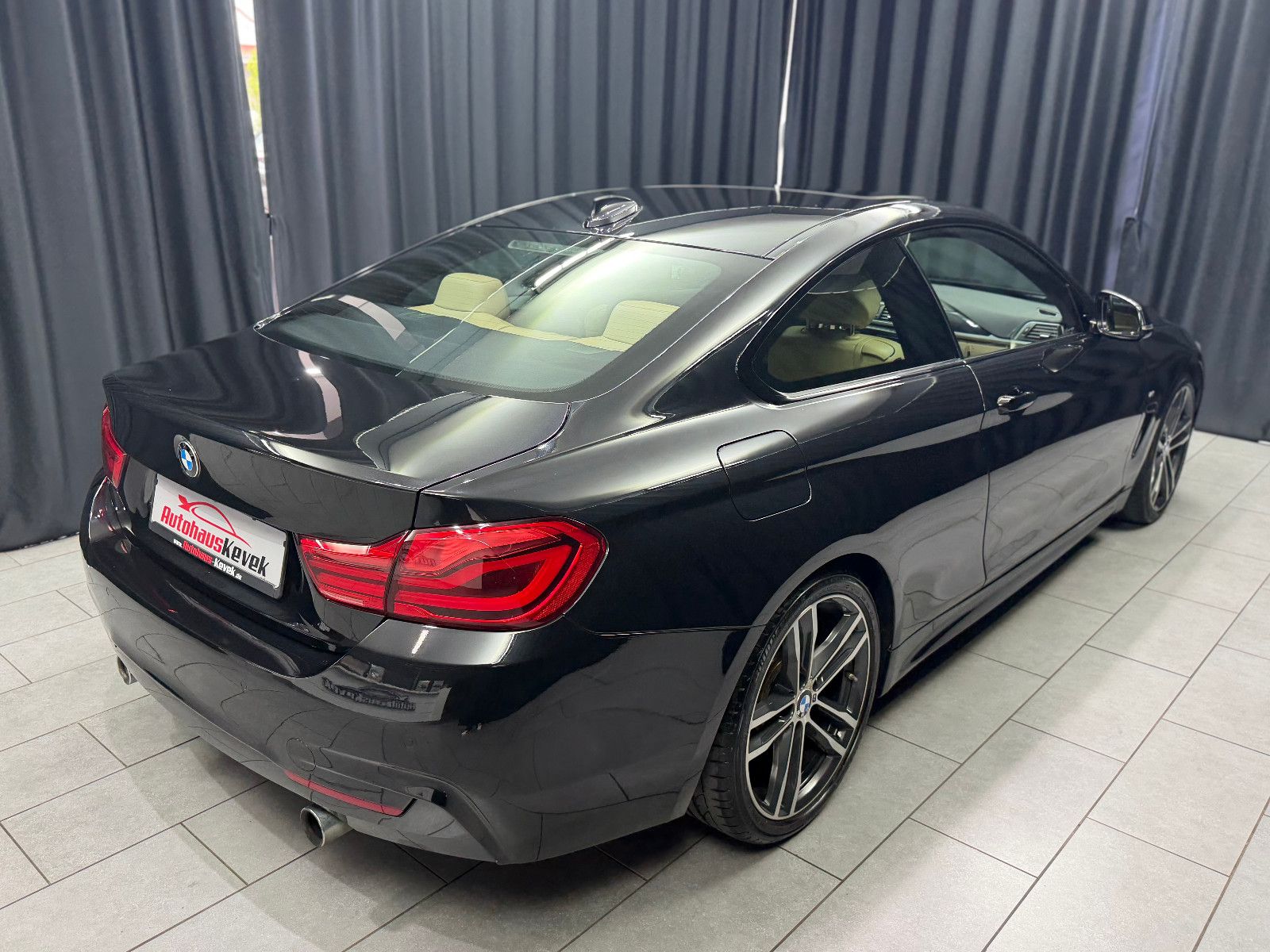 Fahrzeugabbildung BMW 440i Coupe M Sport|LCI|GLASDACH|SHADOWLINE