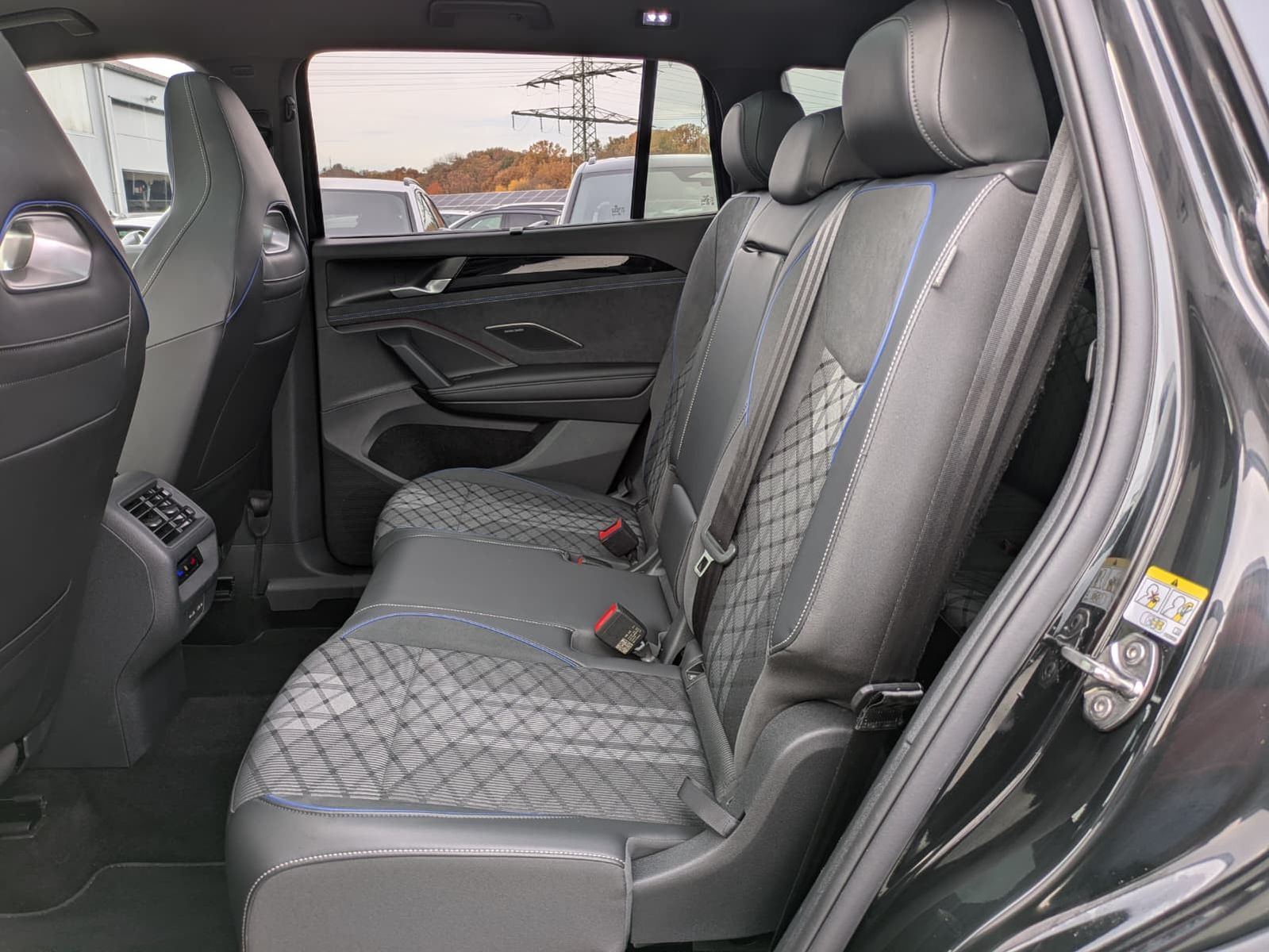 Fahrzeugabbildung Volkswagen Tayron 2.0 TDI 4M R-Line 7Si*MATRIX*AHK*PANO*HUD