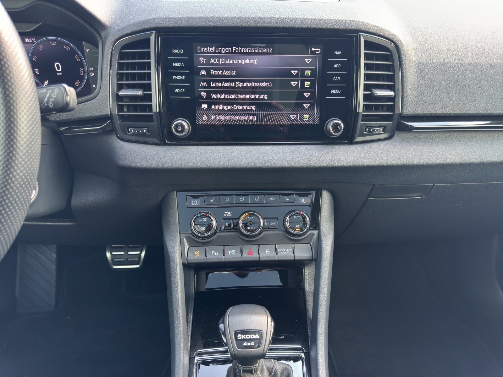 Fahrzeugabbildung SKODA Karoq 2.0 TSI Sportline 4x4/AHK/PANO/360°/ACC/