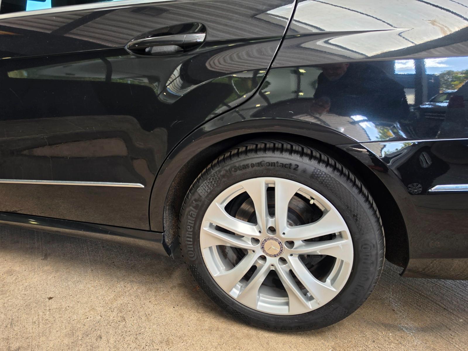 Mercedes-Benz E200 2011 — photo 27