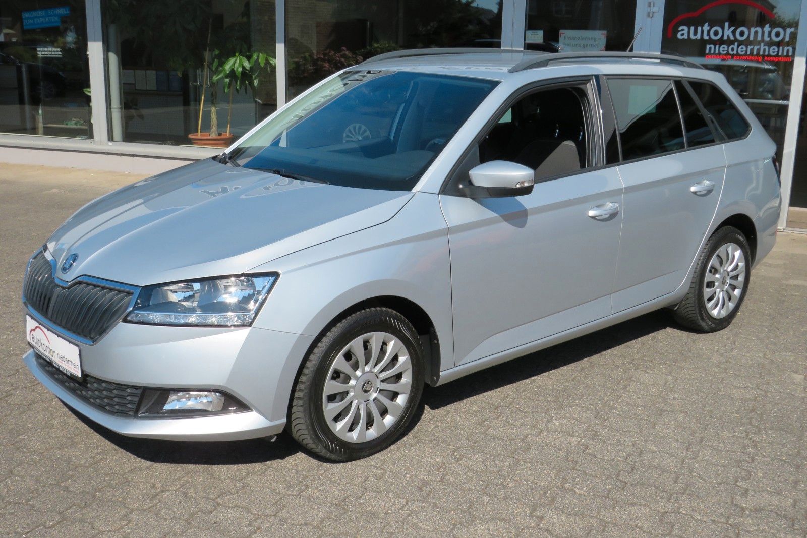Fahrzeugabbildung SKODA Fabia Combi Ambition PDC NAVI APP SITZH. 1.HD