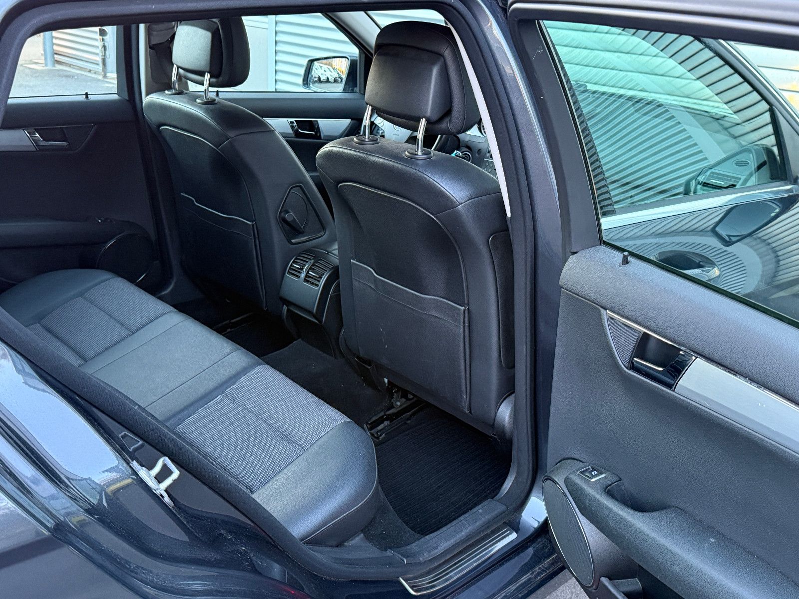 Fahrzeugabbildung Mercedes-Benz C 200 T CGI BlueEff Avantgarde Aut AHK GRA SHZ