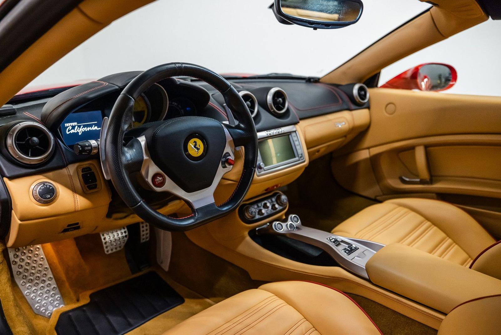 Ferrari California 30 4.3 V8 490 ch • Boîte F1 double embrayage • 29 600 km • Rouge / cuir beige