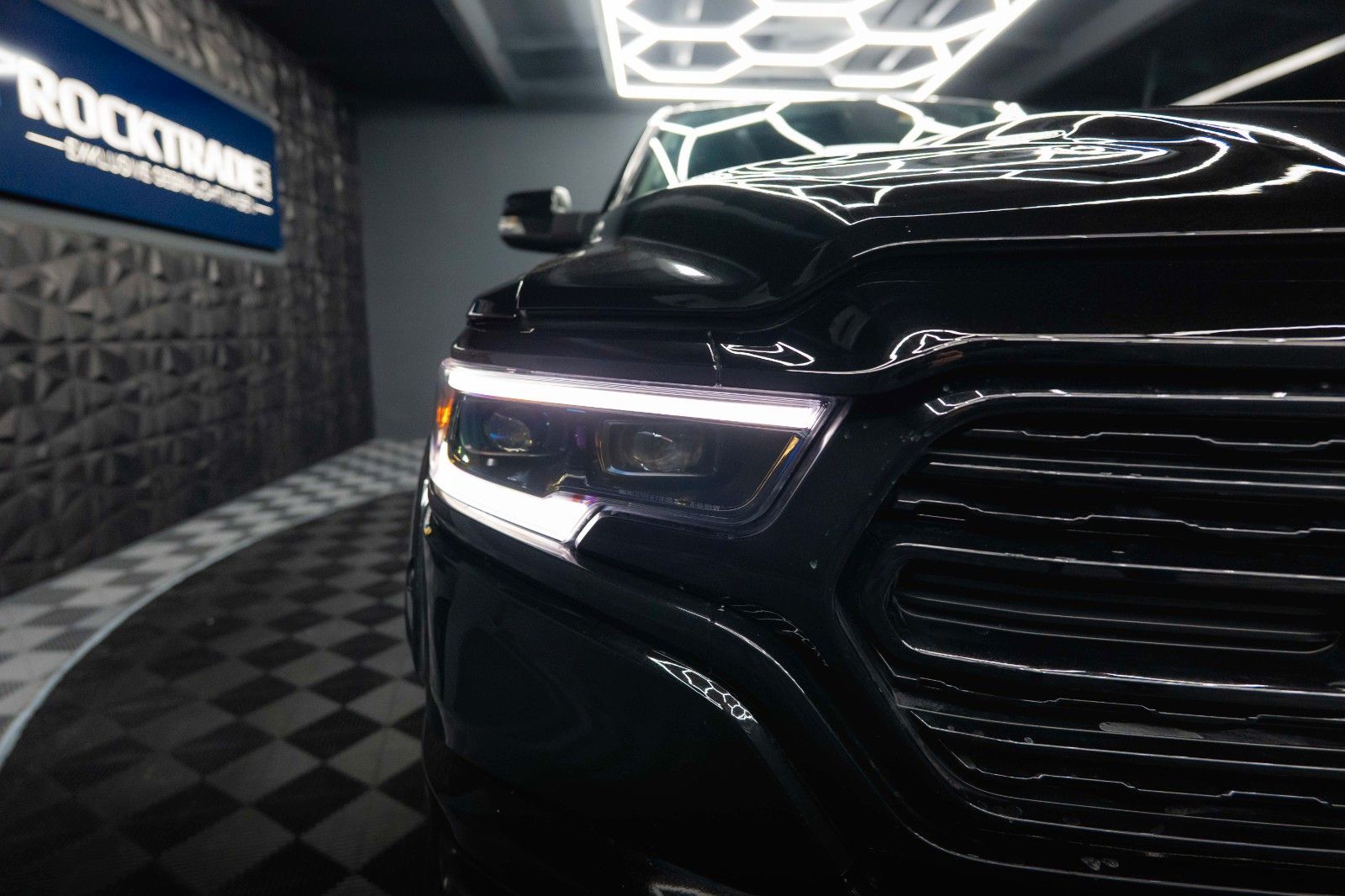 Fahrzeugabbildung Dodge RAM 5.7 V8 HEMI 4x4 Offroad BLACK EDITION  LPG