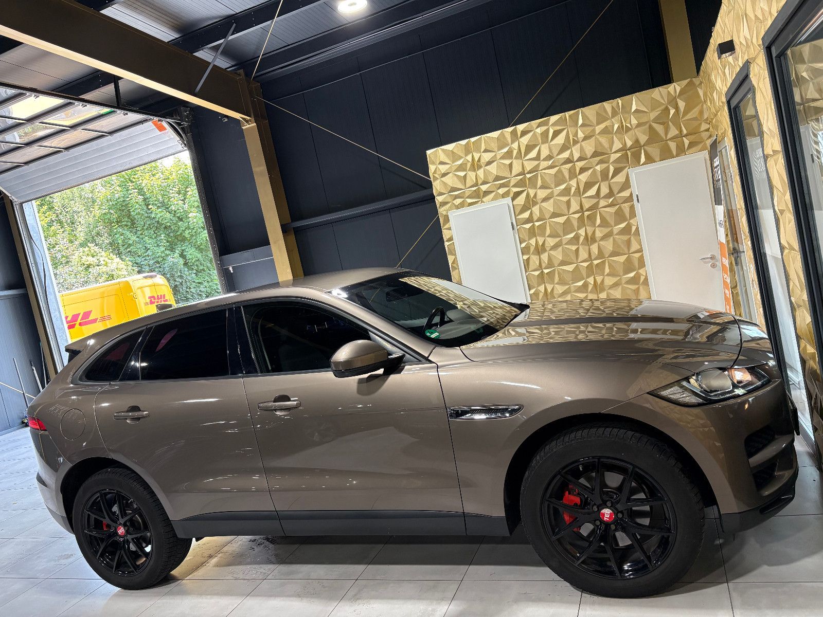 Fahrzeugabbildung Jaguar F-PACE Pure AWD/HEAD-UP/NAVI/PDC/SOUNDSYSTEM