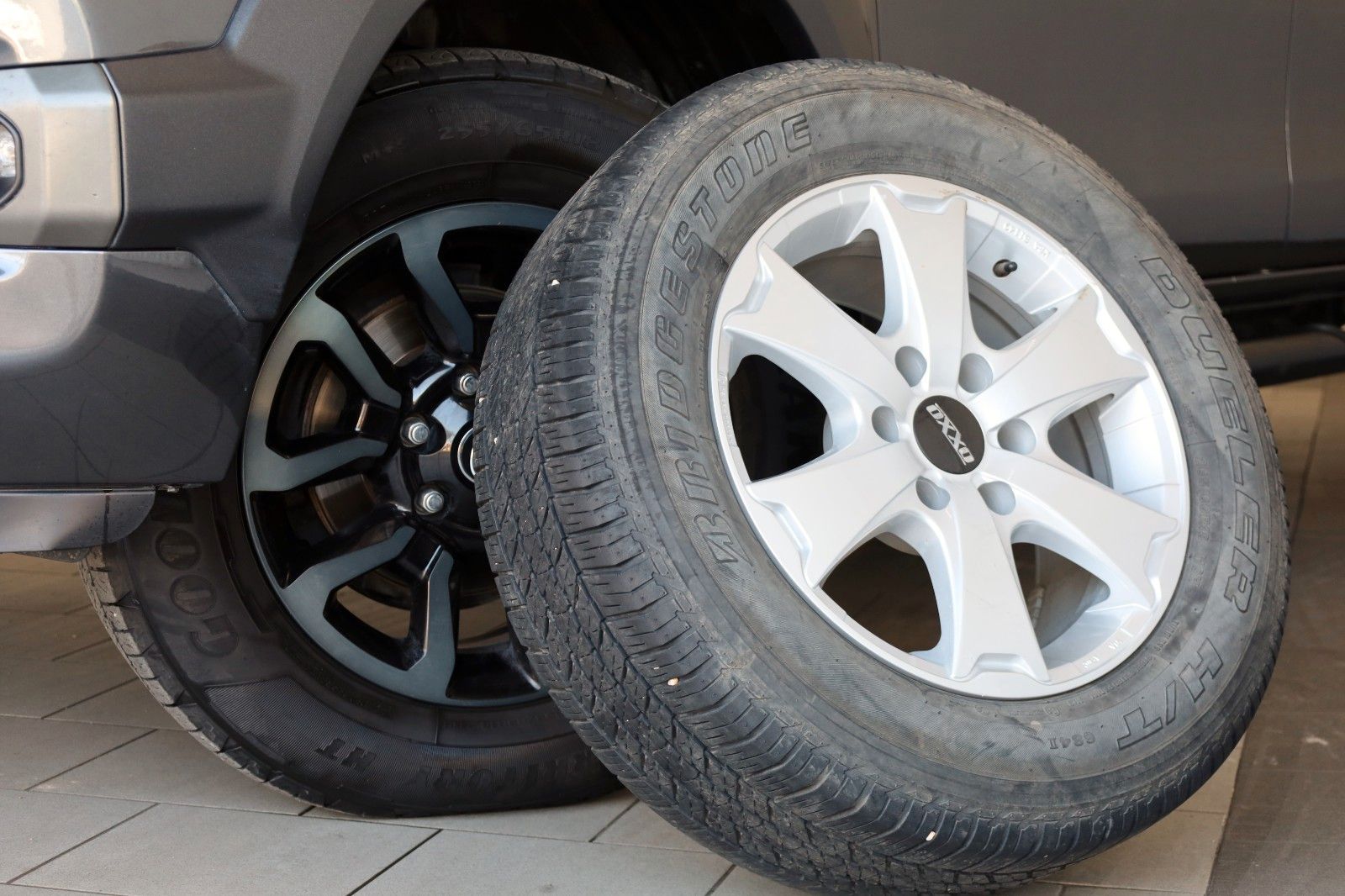 Fahrzeugabbildung Toyota Hilux 2.8 D-4D Invincible, Rollbügel, Rollo, AHK