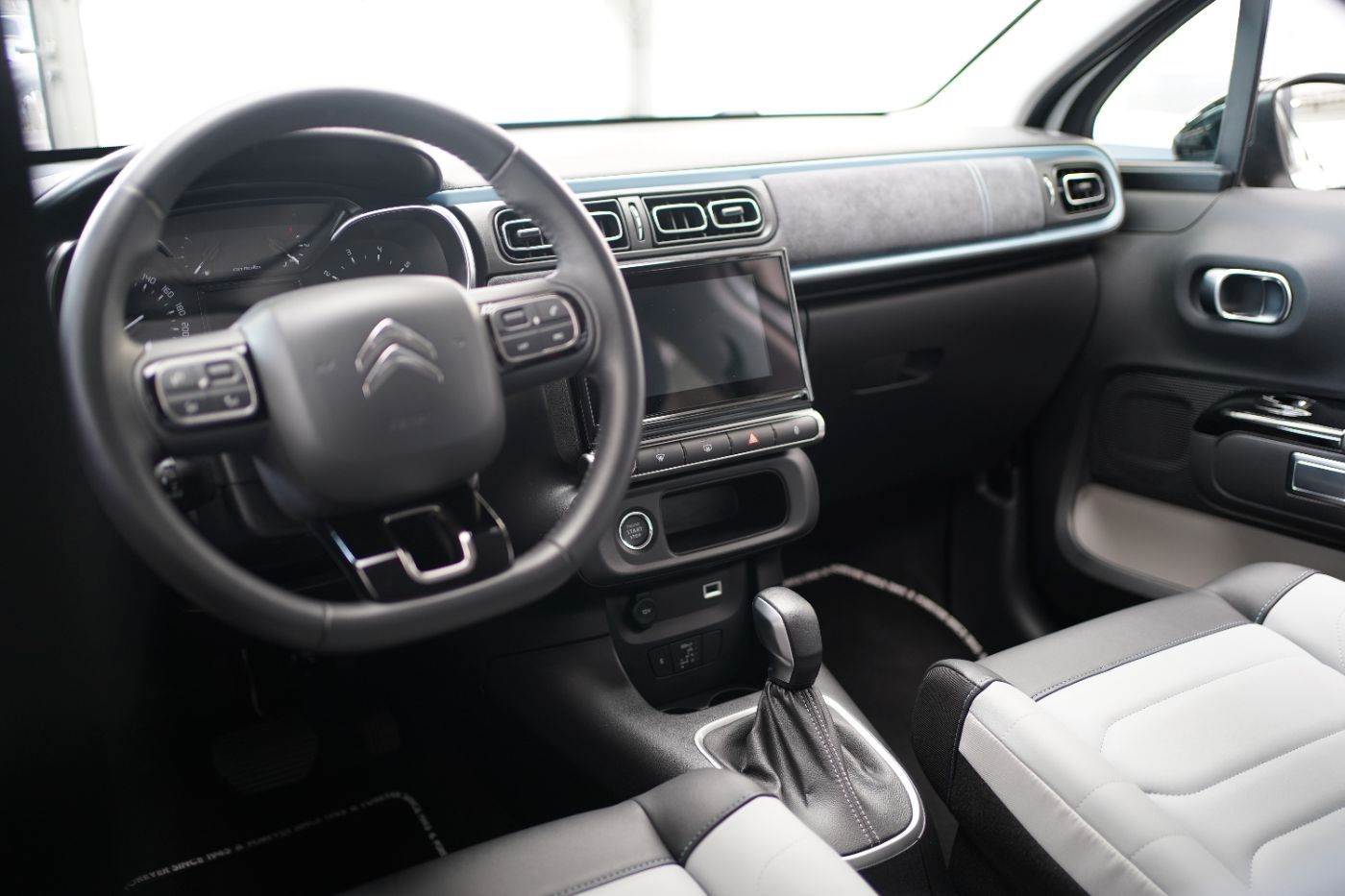 Fahrzeugabbildung Citroën C3 PureTech 110 EAT6 Elle Automatik Sitzheizung