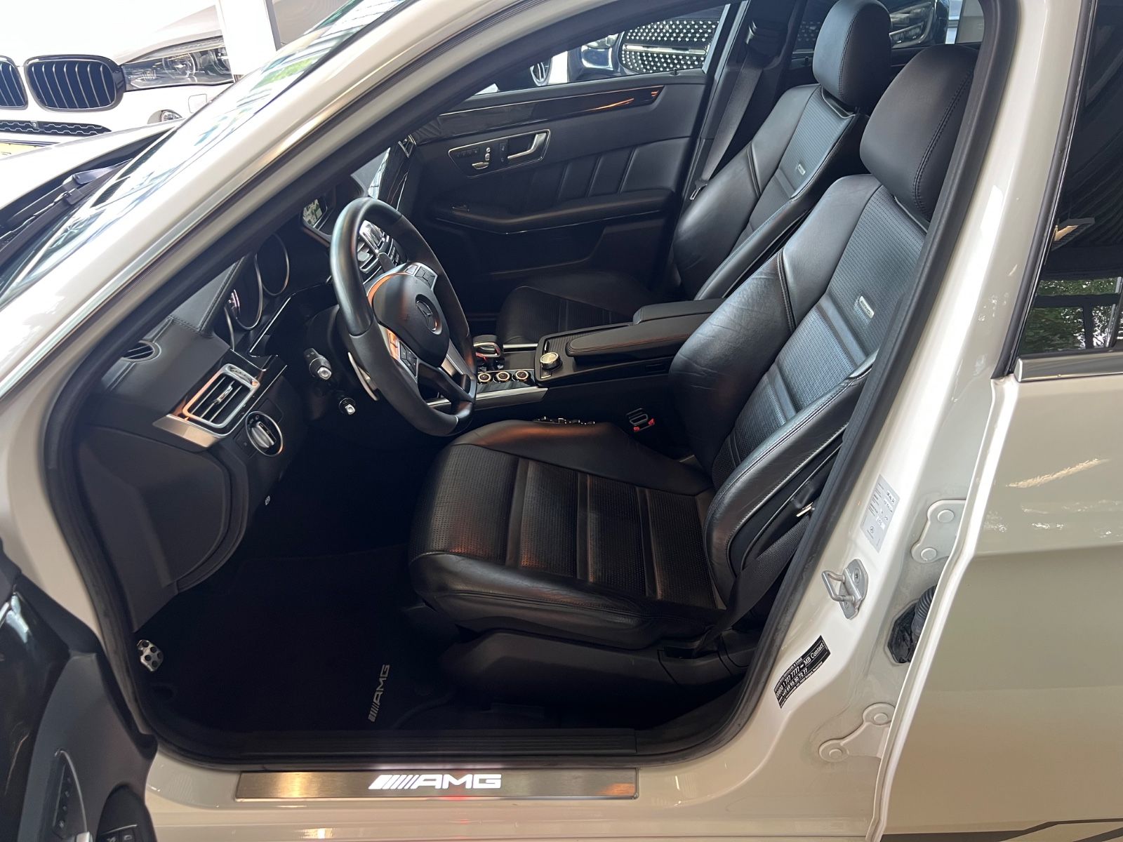 Fahrzeugabbildung Mercedes-Benz E 63 AMG E Lim. *DIAMANTWEISS*MB-SCHECKHEFT*