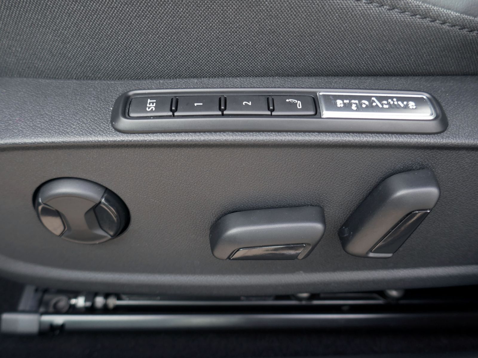 Fahrzeugabbildung Volkswagen Golf VIII Style 1.5 eTSI DSG | LED RFK ACC Navi